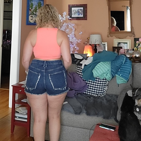 Good American bomb shell cut-off denim shorts. - Picture 3 of 5